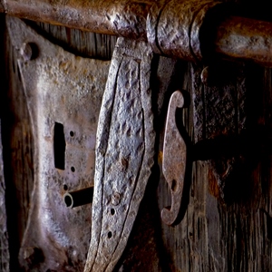 Verrou, poignée et serrure en métal sur vieille porte en bois - France  - collection de photos clin d'oeil, catégorie portes